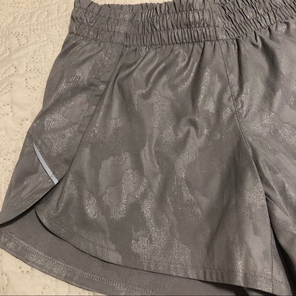 *SOLD* Athleta Grey Running Shorts Size XS - Picture 2 of 8